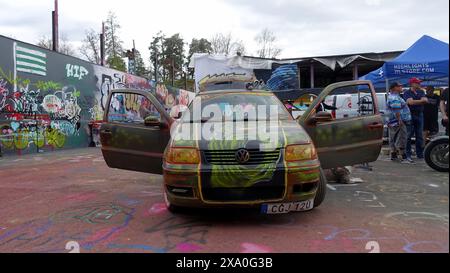 Stockholm, Snosatra, Suède. 12 mai 2024. Bête printanière. Exposition de graffitis à la périphérie de la ville. Voiture. Banque D'Images