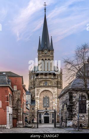 La belle cathédrale d'Aix-la-Chapelle au coucher du soleil, NRW, Allemagne. Banque D'Images