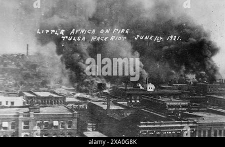 Petite Afrique en feu, Tulsa, Oklahoma. Race Riot, 1er juin 1921 - la photographie montre des bâtiments en feu pendant le massacre de Tulsa Race, également appelé Tulsa Race Riot, quand une foule blanche a attaqué le quartier à prédominance afro-américaine Greenwood de Tulsa, Oklahoma Banque D'Images