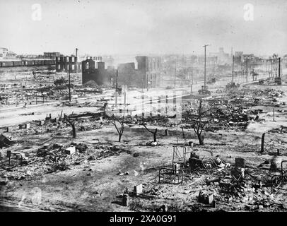 Ruines après les émeutes raciales, Tulsa, Oklahoma - la photo montre un quartier nivelé après le massacre de Tulsa, également appelé émeute raciste de Tulsa, quand une foule blanche a attaqué le quartier à prédominance afro-américaine Greenwood de Tulsa, Oklahoma juin 1921 Banque D'Images