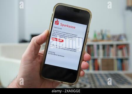 Betrügerische courriel de phishing auf einem Mobiltelefon die dazu auffordert ein wichtiges mise à jour für die Banksoftware der Sparkasse durchzuführen *** courriel de phishing frauduleux sur un téléphone portable demandant une mise à jour importante pour le logiciel bancaire Sparkasse Nordrhein-Westfalen Deutschland, Allemagne GMS16017 Banque D'Images