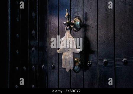 Un frappeur de porte à main en laiton non laqué Vintage marocain Hamsa, utilisé comme frappeur de maison Banque D'Images