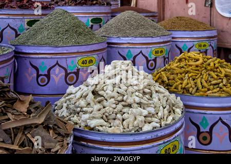 Stands de rue à Marrakech avec des pots d'épices à vendre comme le gingembre, la menthe, le cumin, et avec des prix fixés dans la monnaie marocaine appelée dirham Banque D'Images