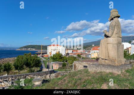 Espagne, Galice, Porto do son, Statue de l'Apôtre Santiago par Juan Cabeza, en mémoire de la catastrophe du pétrolier MV Prestige en 2002 Banque D'Images