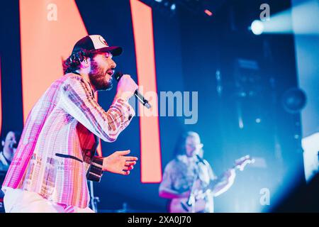 Rome, Italie. 10 mai 2024. Riccardo Zanotti se produit sur scène avec son groupe Pinguini Tattici Nucleari au Palazzo dello Sport à Rome, en Italie. Crédit : SOPA images Limited/Alamy Live News Banque D'Images