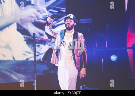 Rome, Italie. 10 mai 2024. Riccardo Zanotti se produit sur scène avec son groupe Pinguini Tattici Nucleari au Palazzo dello Sport à Rome, en Italie. Crédit : SOPA images Limited/Alamy Live News Banque D'Images