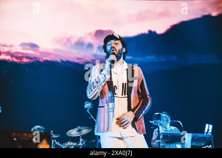 Rome, Italie. 10 mai 2024. Riccardo Zanotti se produit sur scène avec son groupe Pinguini Tattici Nucleari au Palazzo dello Sport à Rome, en Italie. Crédit : SOPA images Limited/Alamy Live News Banque D'Images