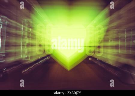 Une lumière en forme de coeur illuminant les cordes de guitare Banque D'Images