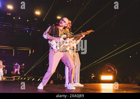 Rome, Italie. 10 mai 2024. Lorenzo Pasini et Nicola Buttafuoco se produisent sur scène avec leur groupe Pinguini Tattici Nucleari au Palazzo dello Sport à Rome, en Italie. Crédit : SOPA images Limited/Alamy Live News Banque D'Images