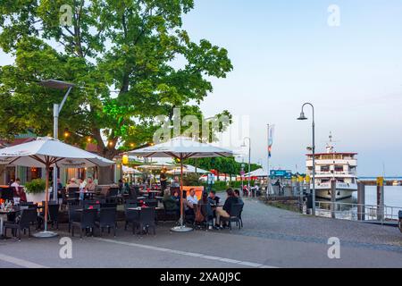 Constance : Bodensee (lac de Constance), promenade du lac, port, restaurant à Bodensee, lac de Constance, Baden-Württemberg, Allemagne Banque D'Images