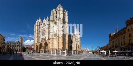 Europe, Espagne, Léon, Cathédrale Santa María de León et Plaza Regla Banque D'Images