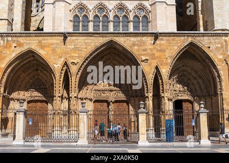 Europe, Espagne, Léon, Cathédrale Santa María de León montrant l'entrée principale Banque D'Images