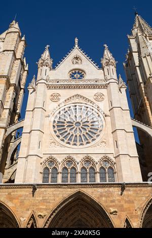 Europe, Espagne, Léon, Cathédrale Santa María de León montrant la façade avant avec la rosette et les tours attenantes Banque D'Images