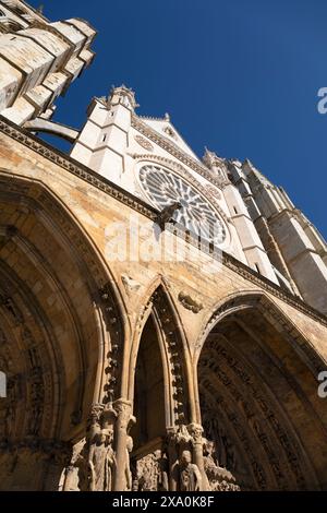 Europe, Espagne, Léon, Cathédrale Santa María de León montrant l'entrée principale avec la rosette au-dessus Banque D'Images