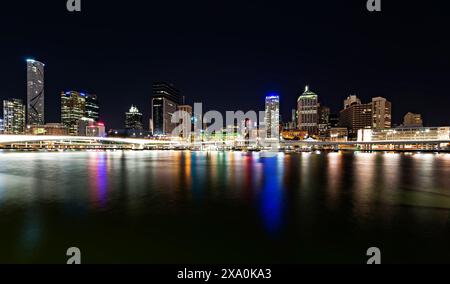 Une vue panoramique du quartier des affaires de Brisbane illuminée la nuit Banque D'Images