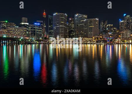 Une vue panoramique du quartier des affaires de Brisbane illuminée la nuit Banque D'Images