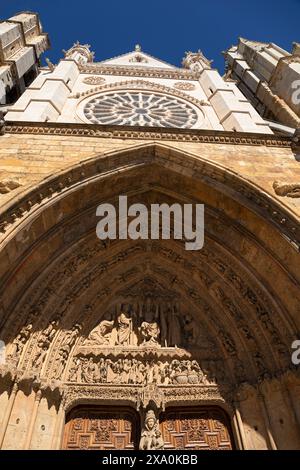 Europe, Espagne, Léon, Cathédrale Santa María de León montrant l'entrée principale Archivolt et la rosette au-dessus Banque D'Images