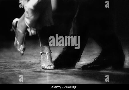Pieds détail de couple dansant Tango argentin Banque D'Images