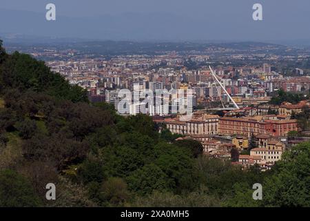 Une ville perchée sur un sommet de montagne à Cosenza, Calabre, Italie Banque D'Images