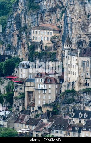 Rocamadour village médiéval situé sur la route des pèlerins dans le département du Lot dans le sud-ouest de la France, a attiré les visiteurs pour son cadre en gorge au-dessus de trib Banque D'Images