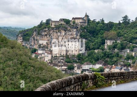 Rocamadour village médiéval situé sur la route des pèlerins dans le département du Lot dans le sud-ouest de la France, a attiré les visiteurs pour son cadre en gorge au-dessus de trib Banque D'Images