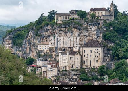 Rocamadour village médiéval situé sur la route des pèlerins dans le département du Lot dans le sud-ouest de la France, a attiré les visiteurs pour son cadre en gorge au-dessus de trib Banque D'Images