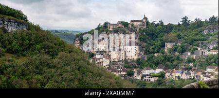 Rocamadour village médiéval situé sur la route des pèlerins dans le département du Lot dans le sud-ouest de la France, a attiré les visiteurs pour son cadre en gorge au-dessus de trib Banque D'Images