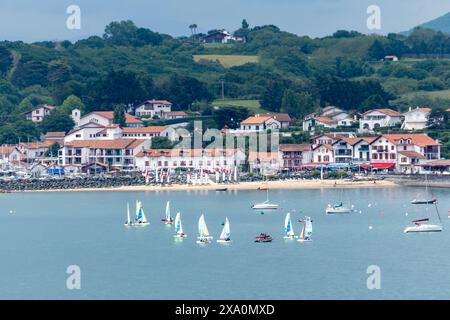 Port de pêche fort de Ciboure et Socoa sur la côte basque, formation de yacht, connu pour sa belle architecture, ses plages de sable fin, sa cuisine, Sud de la France, Basqu Banque D'Images