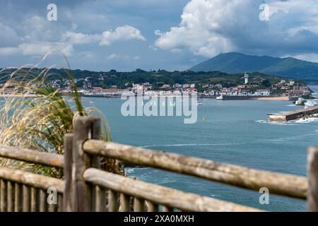 Ciboure et Fort de Socoa ports de pêche dans la baie de l'océan Atlantique sur la côte basque, connu pour sa belle architecture, ses plages de sable fin, sa cuisine, au sud de Fran Banque D'Images