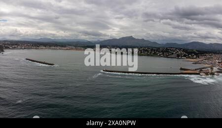 Vue aérienne sur la baie des villes de Ciboure et Saint Jean de Luz, port, plage de sable fin sur la côte basque, belle architecture, nature et cuisine, Sud de la France Banque D'Images