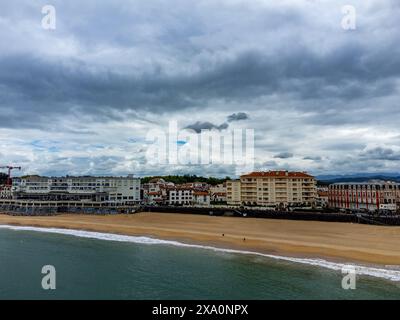 Vue aérienne sur la baie des villes de Ciboure et Saint Jean de Luz, port, plage de sable fin sur la côte basque, belle architecture, nature et cuisine, Sud de la France Banque D'Images