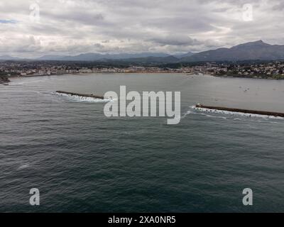 Vue aérienne sur la baie des villes de Ciboure et Saint Jean de Luz, port, plage de sable fin sur la côte basque, belle architecture, nature et cuisine, Sud de la France Banque D'Images