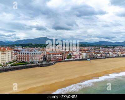 Vue aérienne sur la baie des villes de Ciboure et Saint Jean de Luz, port, plage de sable fin sur la côte basque, belle architecture, nature et cuisine, Sud de la France Banque D'Images