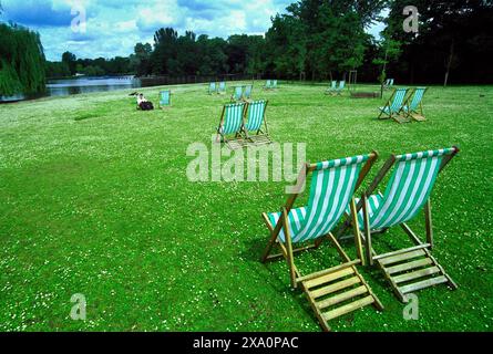 Royaume-Uni, Angleterre, Londres, Regent’s Park, chaises de pont Banque D'Images