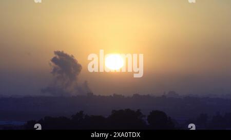 Une fumée massive s'écoule après le bombardement israélien dans le centre de la bande de Gaza au milieu des combats continus entre Israël et le groupe militant Hamas le 2 juin 2024 en Israël. Banque D'Images