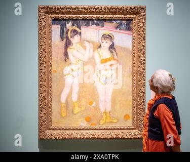 Londres, Angleterre, Royaume-Uni. 3 juin 2024. Le personnel du musée regarde les acrobates de Pierre-Auguste Renoir au Cirque Fernando (Francisca et Angelina Wartenberg), 1879, huile sur toile, à la Galerie nationale lors de l'exposition « Découvrez Degas & Miss la la », présentant des croquis jamais vus de Degas et des photographies de Miss la La. L’exposition se déroule du 6 juin au 1er septembre 2024, dans la Sunley Room, avec entrée gratuite. (Crédit image : © Thomas Krych/ZUMA Press Wire) USAGE ÉDITORIAL SEULEMENT! Non destiné à UN USAGE commercial ! Banque D'Images