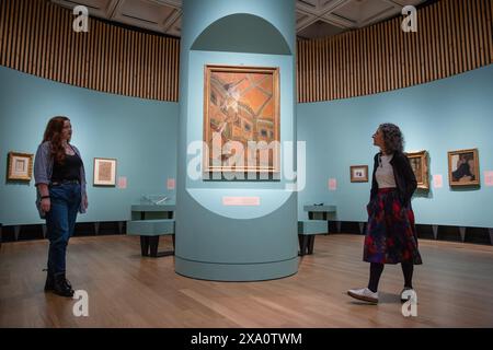 Londres, Angleterre, Royaume-Uni. 3 juin 2024. Les membres du personnel du musée regardent Hilaire-Germain-Edgar Degas 'Miss la la au Cirque Fernando', 1879, huile sur toile, à la Galerie nationale. Ceci fait partie de l'exposition 'Discover Degas & Miss la la', présentant des croquis jamais vus par Degas et des photographies de Miss la La. L’exposition se déroule du 6 juin au 1er septembre 2024, dans la Sunley Room, avec entrée gratuite. (Crédit image : © Thomas Krych/ZUMA Press Wire) USAGE ÉDITORIAL SEULEMENT! Non destiné à UN USAGE commercial ! Banque D'Images