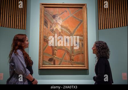 Londres, Angleterre, Royaume-Uni. 3 juin 2024. Les membres du personnel du musée regardent Hilaire-Germain-Edgar Degas 'Miss la la au Cirque Fernando', 1879, huile sur toile, à la Galerie nationale. Ceci fait partie de l'exposition 'Discover Degas & Miss la la', présentant des croquis jamais vus par Degas et des photographies de Miss la La. L’exposition se déroule du 6 juin au 1er septembre 2024, dans la Sunley Room, avec entrée gratuite. (Crédit image : © Thomas Krych/ZUMA Press Wire) USAGE ÉDITORIAL SEULEMENT! Non destiné à UN USAGE commercial ! Banque D'Images