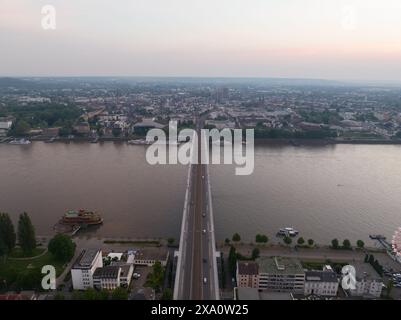 Le pont Kennedy est au milieu des trois ponts rhénans de Bonn et relie les centres de Bonn et de Beuel. Infrastructure urbaine. Banque D'Images