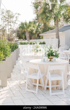 Réception de mariage en plein air avec tables et sièges sur un patio Banque D'Images