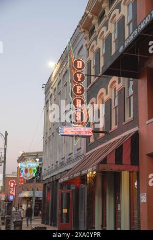 La scène animée de Beale Street à Memphis, Tennessee Banque D'Images