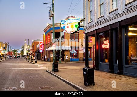 La scène animée de Beale Street à Memphis, Tennessee Banque D'Images