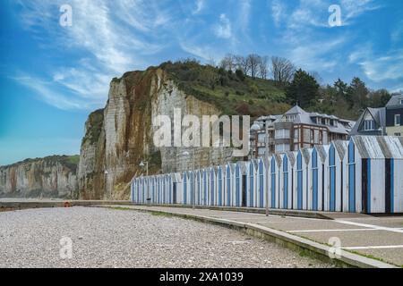 Yport, cabanes de plage en bois en Normandie, sur la plage de galets Banque D'Images