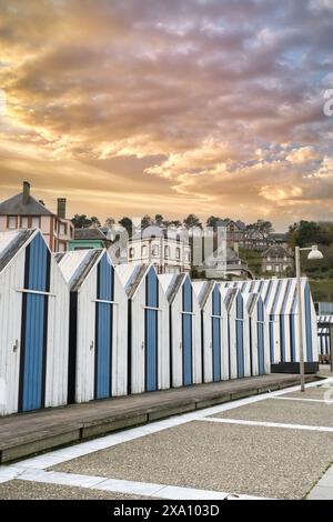 Yport, cabanes de plage en bois en Normandie, sur la plage de galets Banque D'Images