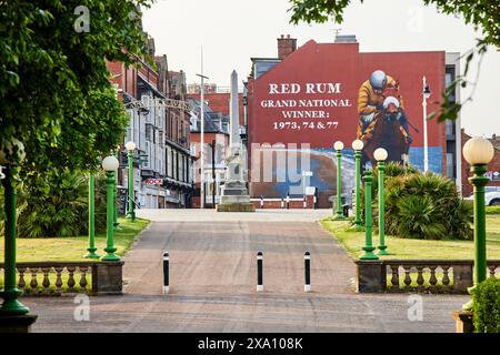 Southport, Sefton, Merseyside. Monument de bateau de sauvetage sur la Promenade avec murale Red Rhum Banque D'Images