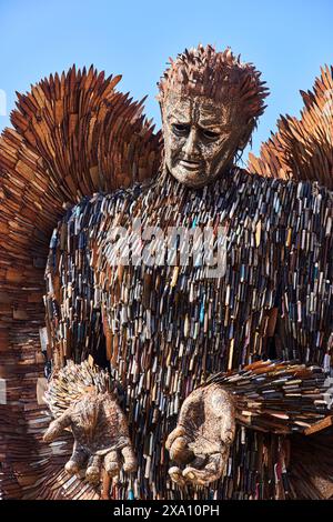 Sunderland, Tyne and Wear, Knife Angel sculpture contemporaine formée de 100 000 couteaux créés par l'artiste Alfie Bradley à Keel Square Banque D'Images