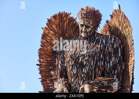 Sunderland, Tyne and Wear, Knife Angel sculpture contemporaine formée de 100 000 couteaux créés par l'artiste Alfie Bradley à Keel Square Banque D'Images