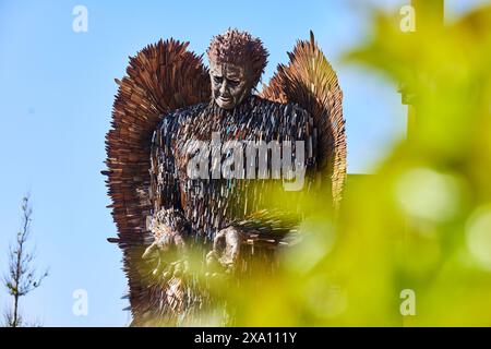 Sunderland, Tyne and Wear, Knife Angel sculpture contemporaine formée de 100 000 couteaux créés par l'artiste Alfie Bradley à Keel Square Banque D'Images