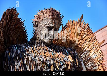 Sunderland, Tyne and Wear, Knife Angel sculpture contemporaine formée de 100 000 couteaux créés par l'artiste Alfie Bradley à Keel Square Banque D'Images