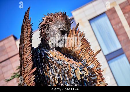 Sunderland, Tyne and Wear, Knife Angel sculpture contemporaine formée de 100 000 couteaux créés par l'artiste Alfie Bradley à Keel Square Banque D'Images